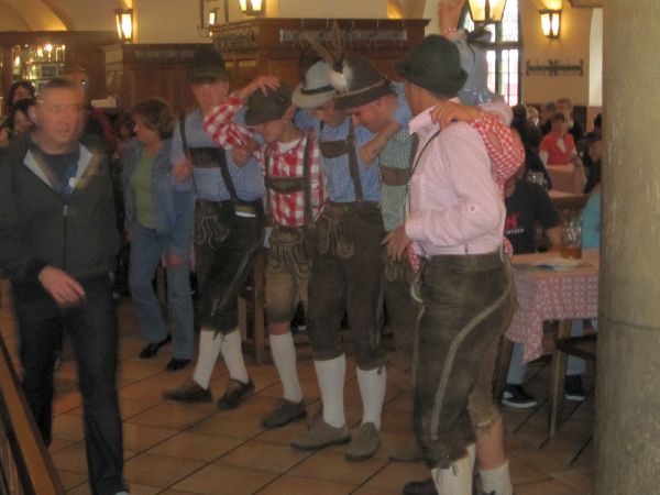 Gäste während Oktoberfest